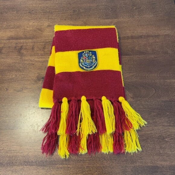 Harry Potter scarf Hogwarts crest Gryffindor - Picture 1 of 6